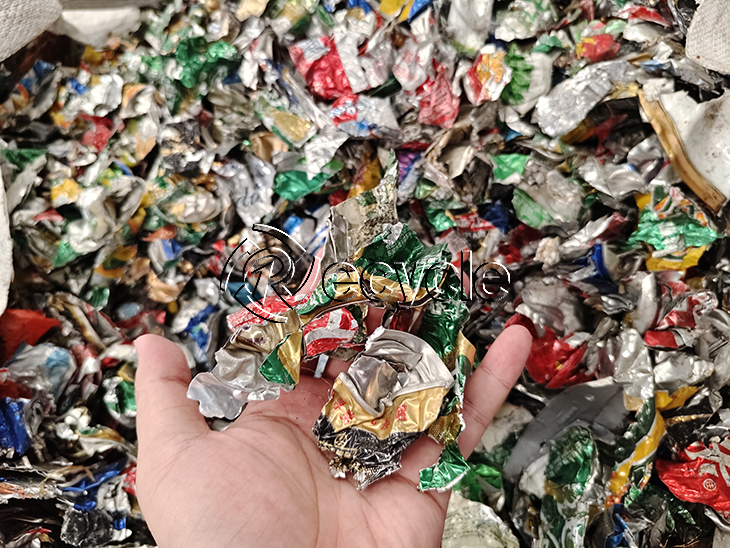 <strong>廢舊易拉罐碳化脫漆之連續(xù)式自動炭化爐的運(yùn)作與優(yōu)勢</strong>